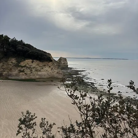 Maisonnette Au Pied Du Marche Et 300 M De La *